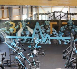 Kraftgeräte im BEATZ Gym Elmshorn vor großem Graffiti-Wandbild