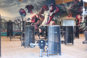 Moderner Gerätepark im BEATZ Fitnessstudio Elmshorn mit großem Wanddesign